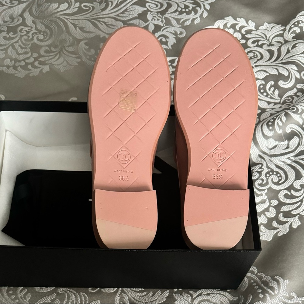 CHANEL Pink Leather Turnlock Loafers size 8.5 US (New in box) - Picture 8 of 15